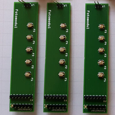 Assembled Fotomodul boards: the five photoresistors (F1–F5), the FM header, and the display pass-through connector.