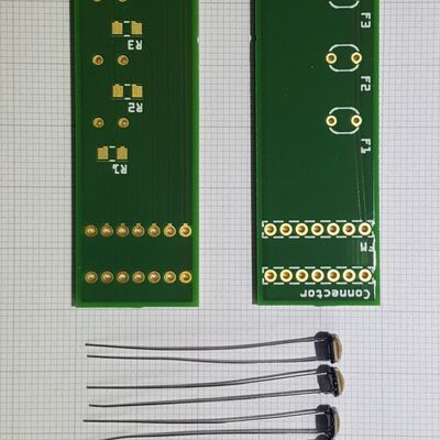 Fotomodul before assembly: the bare PCB, five photoresistors, the SMD divider resistors, and the LM/FM headers.