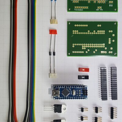 Control-board parts before assembly: the bare Steuermodul PCB, the Arduino Nano, two TIP120 transistors, the flyback diodes and base resistors, the pin headers, and the wiring.